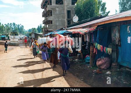 DEMEBECHA, ÉTHIOPIE, AVRIL 20,2019. Les femmes éthiopiennes ordinaires transportent de lourdes charges sur leur dos dans des sacs. Demebecha, Éthiopie, 20 avril. 2019 Banque D'Images