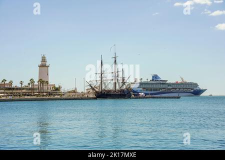 Göteborg de Suède , réplique à la voile au phare du port de Malaga, Espagne. Banque D'Images