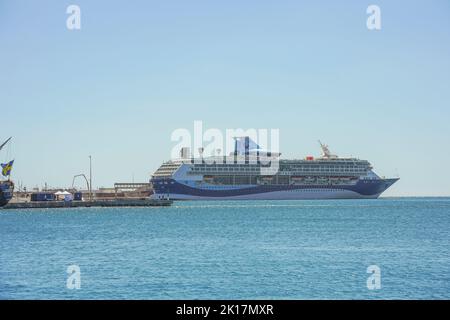 Ligne de croisière moderne, bateau de croisière, TUI Marella Discovery 2 dans le port de Malaga, Costa del sol, Espagne. Banque D'Images