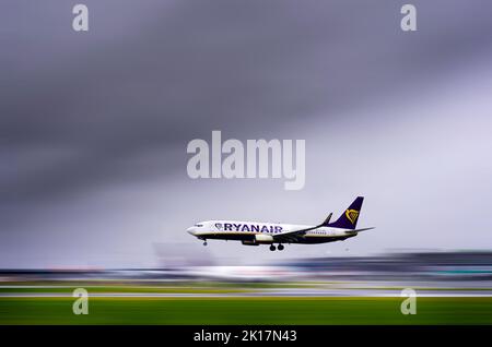 Dublin, Irlande - 07 27 2021: L'avion de la compagnie aérienne Ryanair se prépare à atterrir à l'aéroport international de Dublin. Banque D'Images