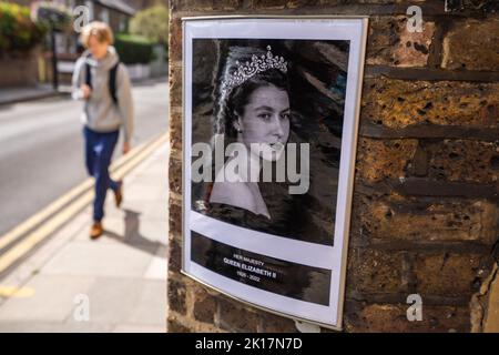 Wimbledon Londres Royaume-Uni. 16 septembre 2022. Un portrait d'une jeune reine Elizabeth II (1926-2022) est exposé à l'entrée du club du village de Wimbledon , dans le sud-ouest de Londres, en hommage au décès du monarque. La reine Elizabeth II le plus long monarque britannique qui a servi, est mort au château de Balmoral à l'âge de 96 ans le 8 septembre et est remplacé par son fils aîné, le roi Charles III Un service funéraire aura lieu à l'abbaye de Westminster le 19 septembre en présence de nombreux chefs d'État et dignitaires étrangers Credit: amer ghazzal/Alay Live News Banque D'Images