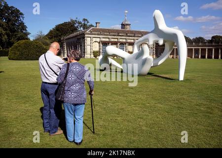 couple plus âgé photographiant la sculpture henry moore à houghton hall, au nord de norfolk, en angleterre Banque D'Images