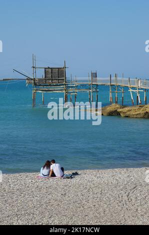 Réserve naturelle de Punta Aderci - Costa dei trabocchi - Abruzzo - Un couple assis sur une plage de galets se détend en regardant la mer Banque D'Images