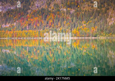Lac Sylvenstein dans les Alpes bavaroises à l'automne, dans le sud de l'Allemagne, près de l'Autriche Banque D'Images