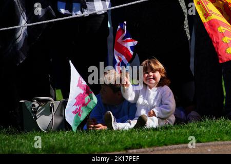 Lilly Bromley, âgée de 2 ans, de Pontypool, fait passer un drapeau de l'Union au château de Cardiff, alors qu'elle attend l'arrivée du roi Charles III au pays de Galles. Date de la photo: Vendredi 16 septembre 2022. Banque D'Images