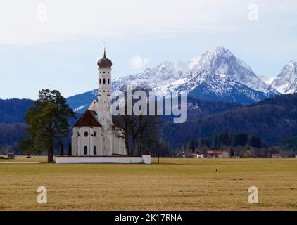 Pittoresque église baroque Saint-Coloman à Schwangau dans les Alpes bavaroises enneigées à Schwangau (Allgaeu, Bavière, Allemagne) Banque D'Images