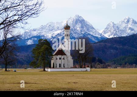 Pittoresque église baroque Saint-Coloman à Schwangau dans les Alpes bavaroises enneigées à Schwangau (Allgaeu, Bavière, Allemagne) Banque D'Images