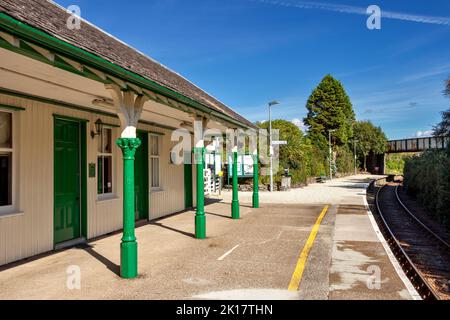 STATION DE PLOCKTON ET PLATE-FORME WESTER ROSS ECOSSE FIN ÉTÉ EN ATTENDANT L'ARRIVÉE DU TRAIN Banque D'Images