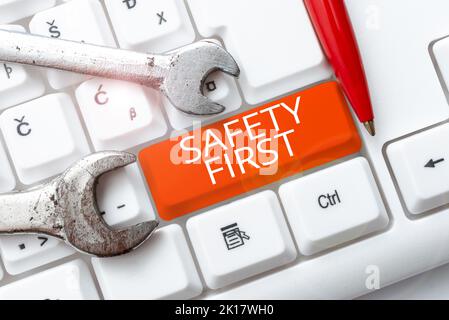 Affichage conceptuel la sécurité d'abord. Idée d'affaires éviter tout risque inutile vivre en toute sécurité soyez prudent attention Banque D'Images