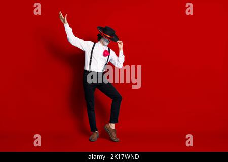 Vue sur toute la longueur du corps de son skinny mystérieux grand homme étranger danse avoir plaisir cacher le visage derrière sombrero culte rituel isolé Banque D'Images