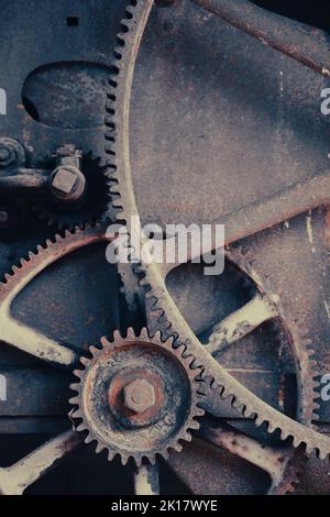 Gros engrenages rouillés de l'ancien mécanisme photographiés à courte portée. Banque D'Images