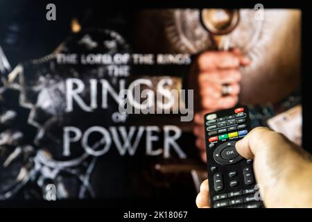 Belgrade, Serbie - 12 septembre 2022: Le Seigneur des anneaux: Les anneaux de puissance série TV à la télévision avec télécommande en main. Mise au point sur la télécommande suite Banque D'Images