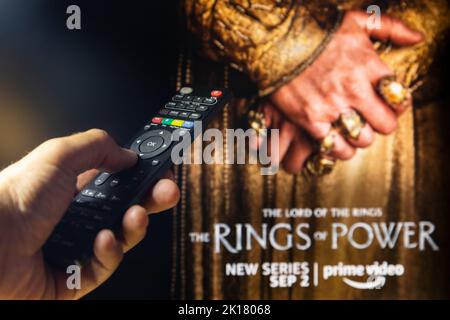Belgrade, Serbie - 12 septembre 2022: Le Seigneur des anneaux: Les anneaux de puissance série TV à la télévision avec télécommande en main. Mise au point sur la télécommande suite Banque D'Images