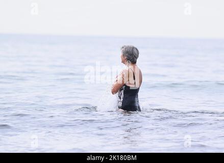 Rostock, Allemagne. 20th août 2022. ILLUSTRATION - une femme âgée se rafraîchit dans la mer Baltique. Credit: Annette Riedl/dpa/Alay Live News Banque D'Images