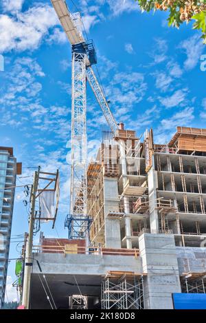 Immeuble résidentiel en béton de grande hauteur en cours d'interprétation Banque D'Images