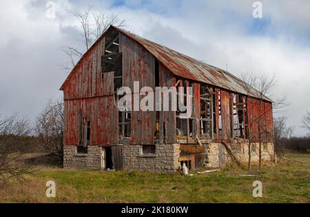 Ancienne grange rouge abandonnée le long de l'autoroute 16 près d'Ottawa, Canada Banque D'Images