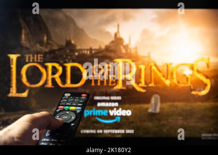 Belgrade, Serbie - 12 septembre 2022: Le Seigneur des anneaux: Les anneaux de puissance série TV à la télévision avec télécommande en main. Mise au point sur la télécommande suite Banque D'Images