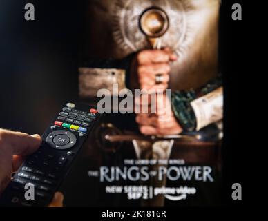 Belgrade, Serbie - 12 septembre 2022: Le Seigneur des anneaux: Les anneaux de puissance série TV à la télévision avec télécommande en main. Mise au point sur la télécommande suite Banque D'Images