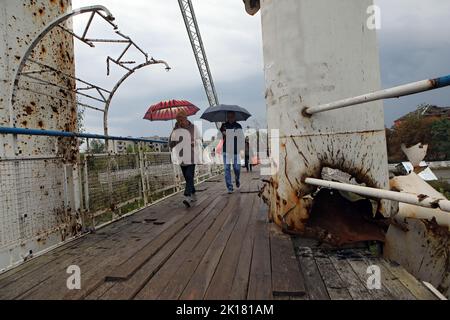 IZIUM, UKRAINE - 15 SEPTEMBRE 2022 - les gens marchent le long du pont piétonnier traversant la rivière Siverskyi Donets à Izium, qui a été libérée de Russ Banque D'Images