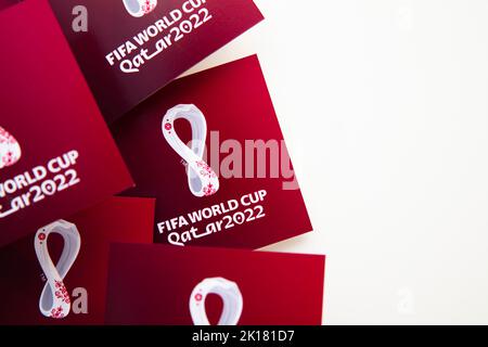 LONDRES, Royaume-Uni - septembre 2022 : logo officiel de la coupe du monde 2022 qui se tient au Qatar Banque D'Images