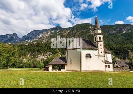 Église Saint Gottardo, XVe siècle, village de Bagni di Lussizza, Malborghetto-Valbruna, Udine, Friuli-Venezia Giulia, Italie, Alpes carniques, Europe. Banque D'Images