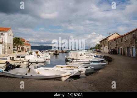 Port de Mali Iz, sland d'Iz, archipel de Zadar, Dalmatie, Croatie Banque D'Images