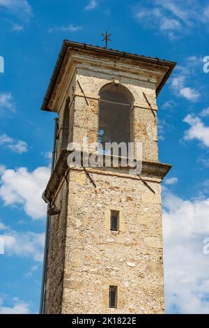 Ancien clocher d'une petite église contre un ciel bleu avec des nuages (Chiesa della Beata Vergine della Merede ou dell'Ancona), 1687. Spilimbergo, Porto Banque D'Images