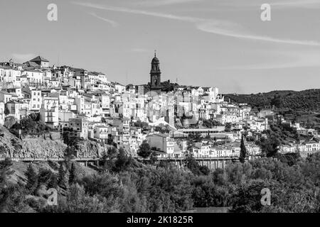 Vue sur le village de Montoro, ville et commune de la province de Cordoue, en Espagne, dans la communauté autonome d'Andalousie. En noir et blanc Banque D'Images