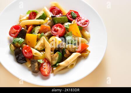 Salade de pâtes Ratatouille sur une assiette sur fond clair.Vue rapprochée Banque D'Images