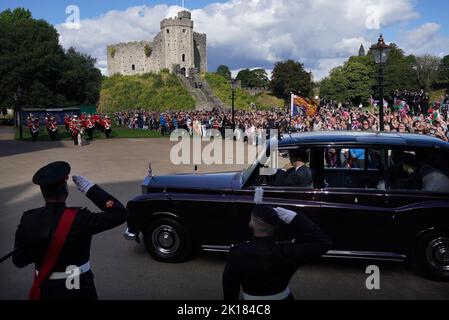 Le roi Charles III et la reine Consort arrivent au château de Cardiff au pays de Galles. Date de la photo: Vendredi 16 septembre 2022. Banque D'Images