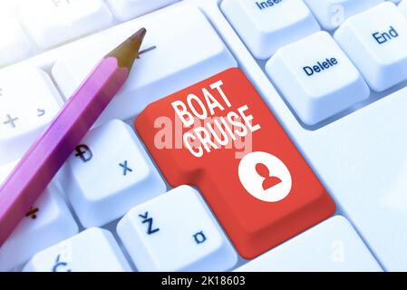 Texte manuscrite croisière en bateau. Concept signifiant naviguer dans la zone sans destination précise avec grand navire Banque D'Images