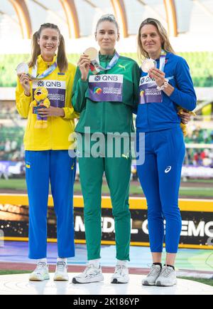 Yaroslava Mahuchikh, Eleanor Patterson et Elena Vallortigara dans la remise de médailles pour le saut en hauteur des femmes aux Championnats du monde d'athlétisme Banque D'Images