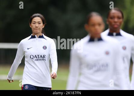 Paris, France. 16th septembre 2022. Le joueur chinois Yang Lina (L) participe à une séance d'entraînement au terrain d'entraînement du club de football Bougival Paris Saint-Germain à Bougival, au nord-ouest de Paris, en France, le 16 septembre 2022. Credit: Gao Jing/Xinhua/Alamy Live News Banque D'Images