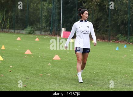 Paris, France. 16th septembre 2022. Le joueur chinois Yang Lina participe à une séance d'entraînement au terrain d'entraînement du club de football Bougival Paris Saint-Germain à Bougival, au nord-ouest de Paris, en France, le 16 septembre 2022. Credit: Gao Jing/Xinhua/Alamy Live News Banque D'Images