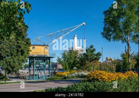 Port de Norrköping avec une ancienne grue rénovée. La zone industrielle du port intérieur de Norrköping est en cours de réaménagement pour devenir une zone résidentielle. Banque D'Images