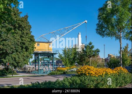 Port de Norrköping avec une ancienne grue rénovée. La zone industrielle du port intérieur de Norrköping est en cours de réaménagement pour devenir une zone résidentielle. Banque D'Images