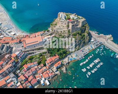 Vue aérienne de Scilla, Reggio Calabria, Calabre. Promontoire à l'entrée nord du détroit de Messine. Château et phare de Ruffo Banque D'Images