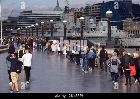 Londres, Royaume-Uni. 16th septembre 2022. De grandes foules attendent à côté de Tower Bridge. La file d'attente pour la reine Elizabeth II dans l'état s'étend sur plusieurs kilomètres, tandis que les amateurs attendent des heures pour voir le cercueil de la reine. Le cercueil a été placé à Westminster Hall dans le Palais de Westminster où elle restera jusqu'à ses funérailles le 19th septembre. Credit: Vuk Valcic/Alamy Live News Banque D'Images