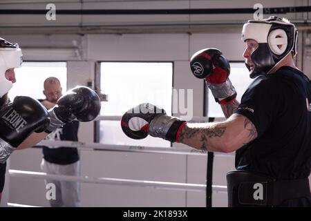 Le poids lourd finlandais Robert Helenius parse dans sa salle d'entraînement à Mariehamn sur Åland en Finlande. Photo: Rob Watkins/Alay Banque D'Images