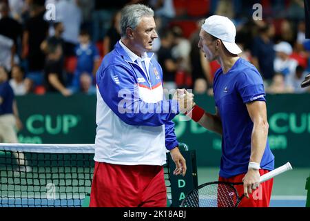 Jiri Lehecka tchèque célèbre la victoire après la coupe Davis - le groupe mondial que je rencontre contre Daniel Cukierman d'Israël et serre les mains sans jouer à c Banque D'Images