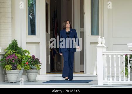 Washington DC, États-Unis . 16th septembre 2022. Le vice-président des États-Unis, Kamala Harris, attend l’arrivée du président de l’Afrique du Sud, Cyril Ramaphosa, avant de tenir des discussions à la résidence officielle du vice-président, à Washington, DC, vendredi, à 16 septembre 2022. (Photo de Chris Kleponis/Pool/ABACAPRESS.COM) Credit: Abaca Press/Alay Live News Banque D'Images