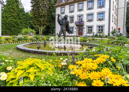 Brunnen mit Statue des Trompeter von Säckingen im Park von Schloss Schönau, Bad Säckingen, Landkreis Waldshut, Bade-Wurtemberg, Allemagne | Foun Banque D'Images