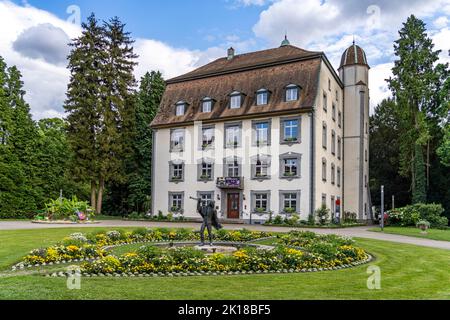 Brunnen mit Statue des Trompeter von Säckingen im Park von Schloss Schönau, Bad Säckingen, Landkreis Waldshut, Bade-Wurtemberg, Allemagne | Foun Banque D'Images