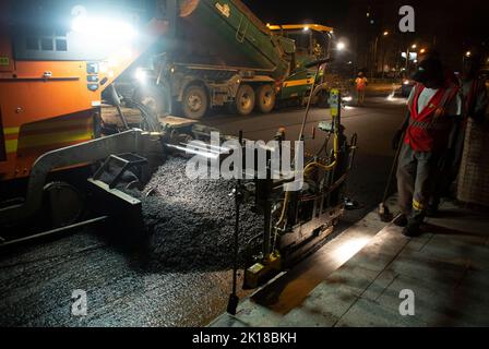 Paris, France, Construction Road Crew repaving Street avec goudron, lumières, travail de nuit, 'cours de Vincnnes' Banque D'Images