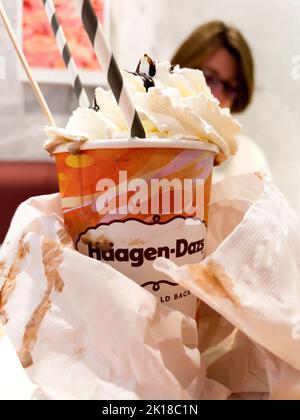 Paris, France - 10 septembre 2022 : gros plan de délicieux milk-shakes avec une femme en arrière-plan - chaîne de comptoir Haagen-Dazs offrant des boules de crème glacée et de sorbet ainsi que des sundaes, des milk-shakes et des smoothies Banque D'Images