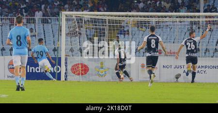 Kolkata, Inde. 14th septembre 2022. Bipin Singh marque un but gagnant pour le Mumbai City FC pendant le Mohammaman Sporting Club (Black ) vs Mumbai City FC (Sky Blue & White) dans le Durand Cup football 2022 semifinal 1 joué au VYBK (Vivekananda Yuba Bharati Krirangan) Kolkata, Bengale occidental. (Photo par Amlan Biswas/Pacific Press/Sipa USA) crédit: SIPA USA/Alay Live News Banque D'Images