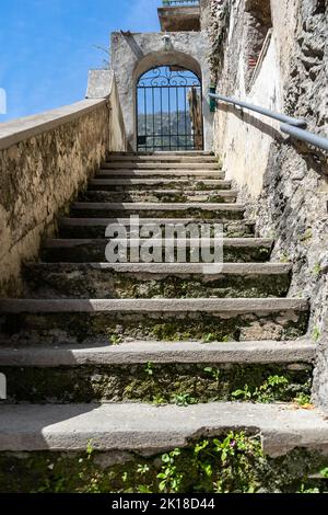 vieux escaliers et escaliers pierreux sur la côte amalfitaine Banque D'Images