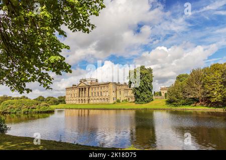 Maison de maître de Lyme Hall entourée de jardins formels et d'un parc de cerfs dans le parc national de Peak District, Royaume-Uni. Banque D'Images