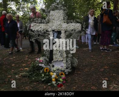 Londres, Royaume-Uni. 16 septembre 2022. Une croix de fleurs dans Green Park, près de Buckingham Palace, Londres, pour respecter la reine Elizabeth II après la mort du monarque britannique. Date de la photo: Vendredi 16 septembre 2022, Londres. Crédit : Isabel Infantes/Alay Live News Banque D'Images