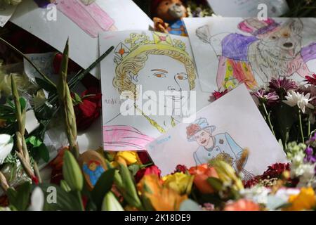 Londres, Royaume-Uni. 16 septembre 2022. Des hommages floraux se trouvent à Green Park, près de Buckingham Palace, à Londres, pour respecter la reine Elizabeth II après la mort du monarque britannique. Date de la photo: Vendredi 16 septembre 2022, Londres. Crédit : Isabel Infantes/Alay Live News Banque D'Images